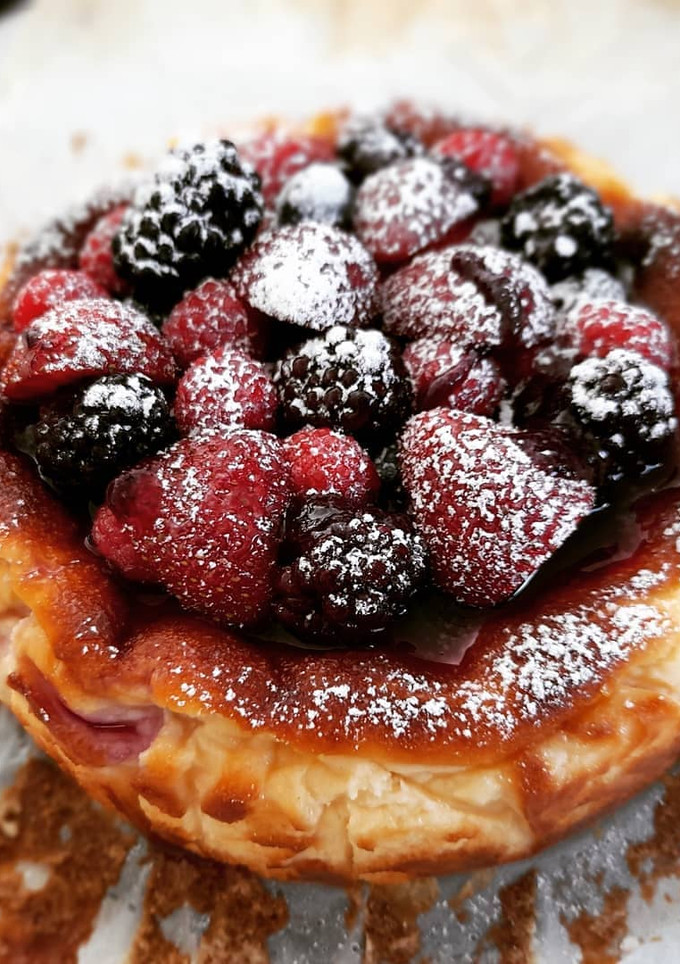 Una foto de Tarta cremosa de queso con frutos rojos
