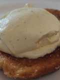 Torrija con helado de vainilla