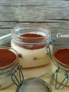 Una foto de Tiramisú italiano en vaso