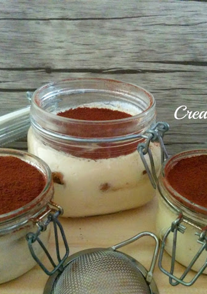 Una foto de Tiramisú italiano en vaso