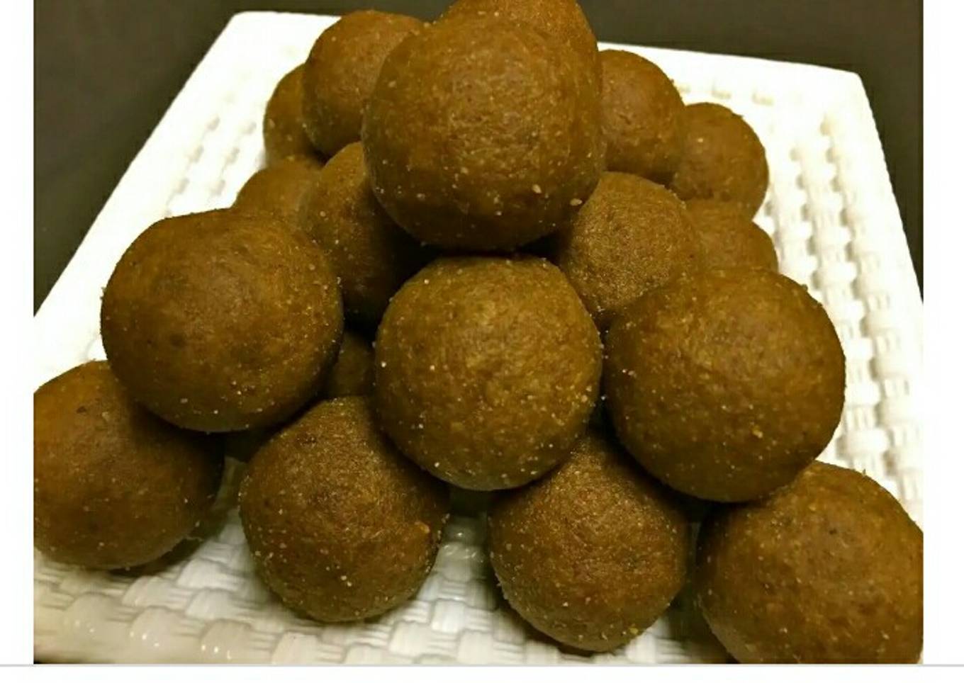 Methi and jaggery ladoo or barfi