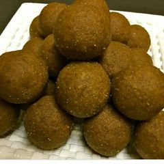 A picture of Methi and jaggery ladoo or barfi.