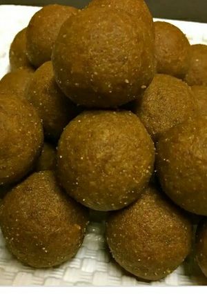 A picture of Methi and jaggery ladoo or barfi.