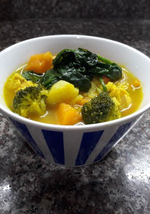 Una foto de Sopa de verduras y pollo