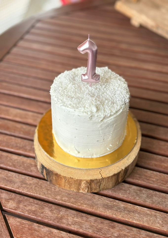 Una foto de Tarta de piña colada BLW - para el cumple 1 de Isabel