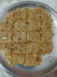 खोया की बर्फी(khoya barfi recipe in hindi) रेसिपी मुख्य फोटो