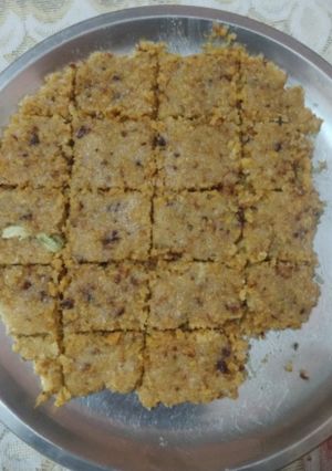 खोया की बर्फी(khoya barfi recipe in hindi) रेसिपी मुख्य फोटो