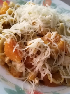 Una foto de Spaguettis con pollo y calabaza
