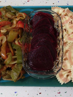 Una foto de Ensalada templada de pasta farfalle rossa y salteado de verduras al wok