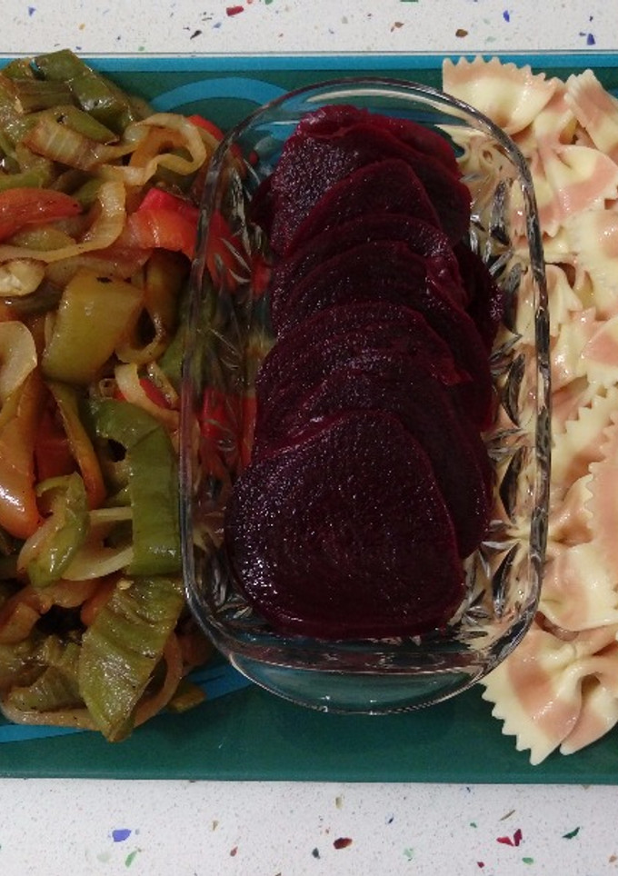 Una foto de Ensalada templada de pasta farfalle rossa y salteado de verduras al wok