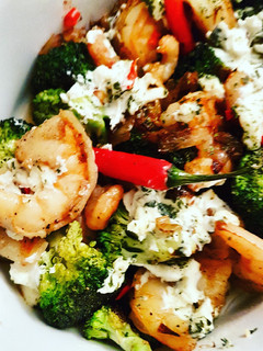 Una foto de Gambas con brócoli, queso de cabra y cebolla