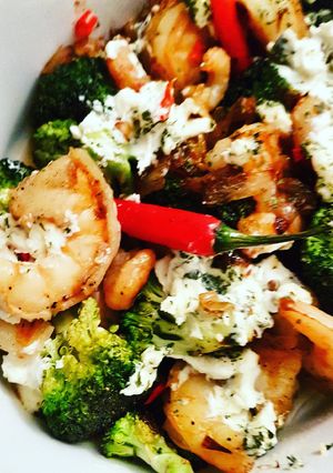 Una foto de Gambas con brócoli, queso de cabra y cebolla