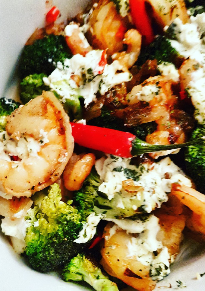 Una foto de Gambas con brócoli, queso de cabra y cebolla