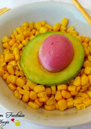 Foto di Uovo rosso con avocado e mais