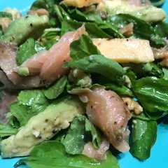 Una foto de Ensalada dé rúcula y salmón ahumado