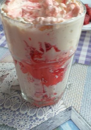O poză a rețetei Înghețată cu vișine si sirop de zmeură.