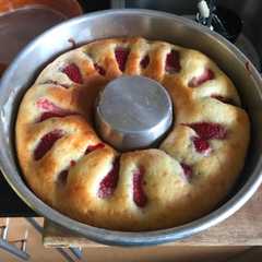 Una foto de Budín de yogurt y frutillas ❤️