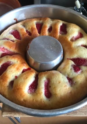 Una foto de Budín de yogurt y frutillas ❤️