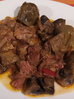 Una foto de Paletilla de cordero en caldereta con alcachofas y champiñones