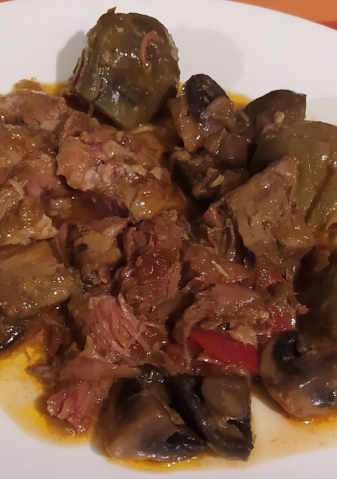 Una foto de Paletilla de cordero en caldereta con alcachofas y champiñones