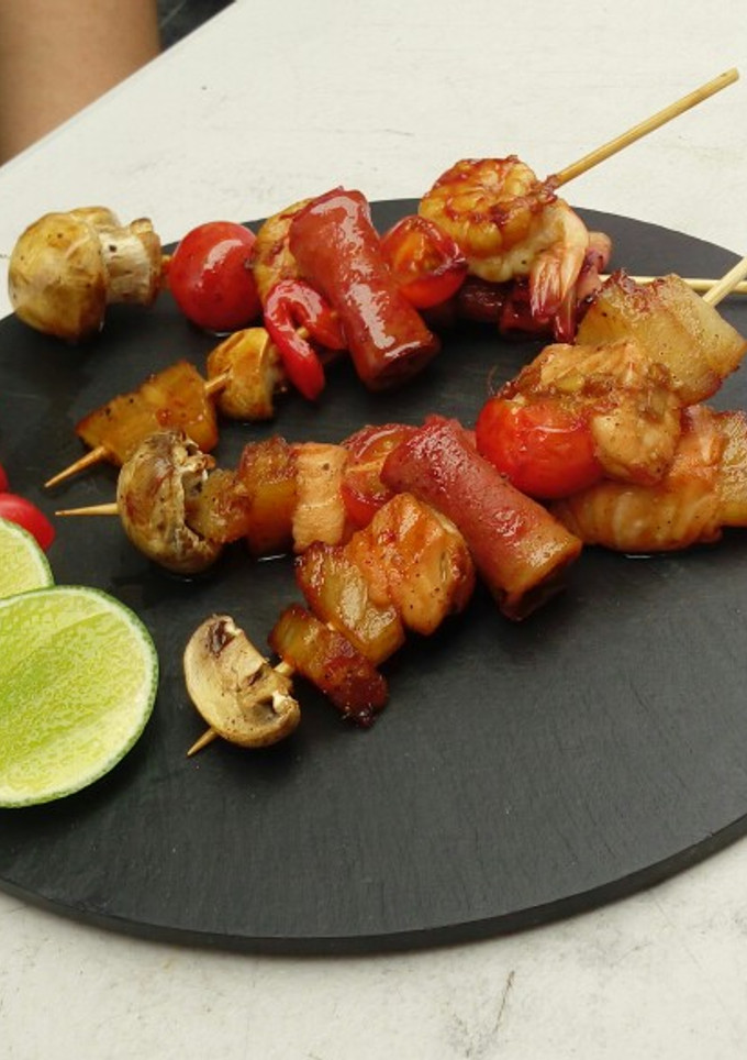 Una foto de Brochetas hawaianas