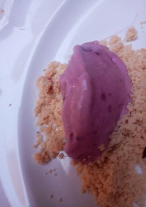 Una foto de Helado de frutos rojos y vino tinto