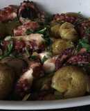 Pulpo al horno con papas aplastadas