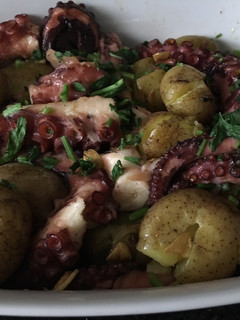 Una foto de Pulpo al horno con papas aplastadas