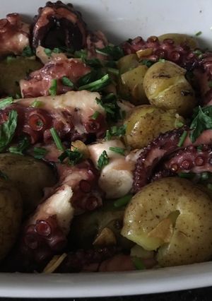 Una foto de Pulpo al horno con papas aplastadas