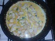 Una foto de pollo en crema de ajos
