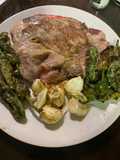 Chuletas de aguja con ajos enteros y pimientos de Padrón semipicantes