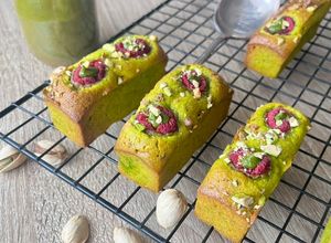 Une photo de Financiers praliné pistaches - framboises