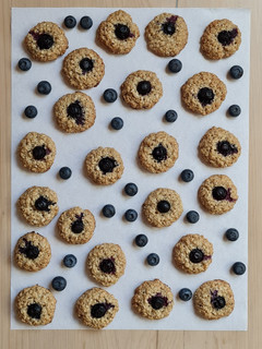 Una foto de Galletitas de arándanos y avena 🫐 "pseudo Pepas"