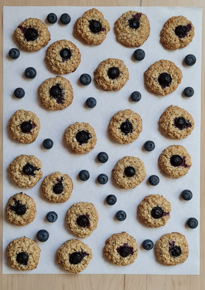 Una foto de Galletitas de arándanos y avena 🫐 "pseudo Pepas"