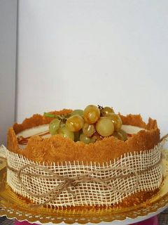 Una foto de Tarta de queso y uvas escarchadas para fin de año