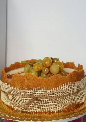 Una foto de Tarta de queso y uvas  escarchadas para fin de año