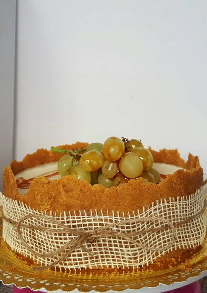 Una foto de Tarta de queso y uvas  escarchadas para fin de año