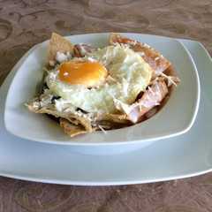 Una foto de Chilaquiles rojos con huevo montado