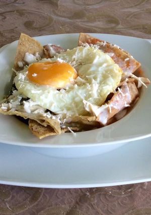 Una foto de Chilaquiles rojos con huevo montado