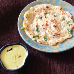 A picture of Vegetable uttapam.