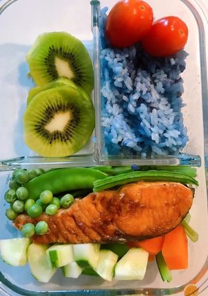 Hình của món Cá hồi sốt teriyaki (eat clean). Cơm hoa đậu biếc.