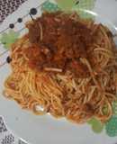 Tallarines rojos con carne molida