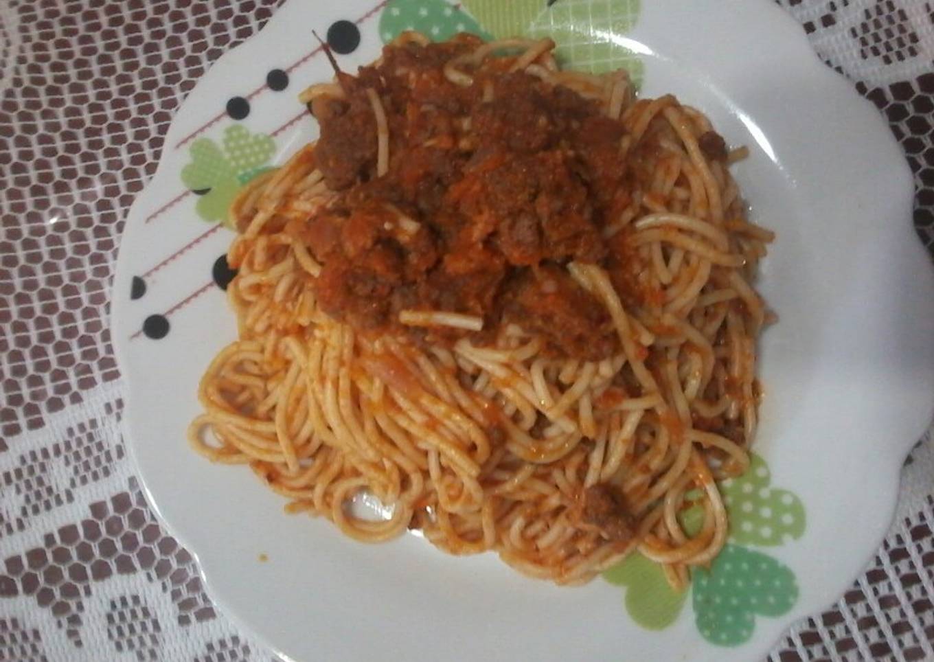 Tallarines rojos con carne molida