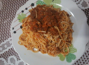 Una foto de Tallarines rojos con carne molida