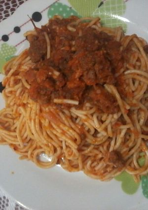 Una foto de Tallarines rojos con carne molida