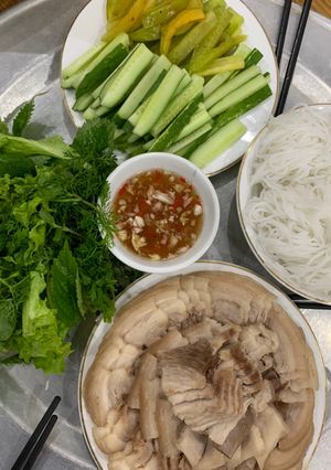 Hình của món Ba chỉ cuốn rau thơm.