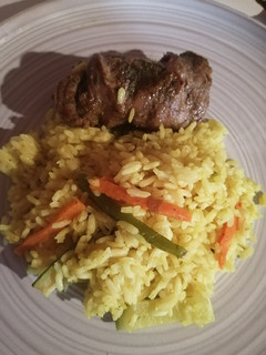 Una foto de Rollitos de carne y arroz con verduras y cúrcuma