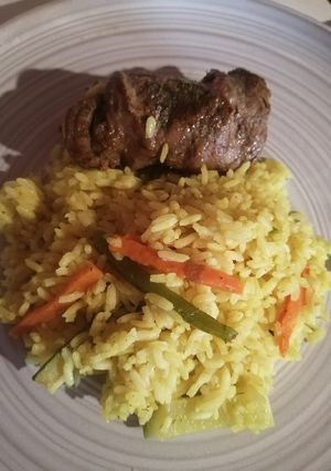 Una foto de Rollitos de carne y arroz con verduras y cúrcuma