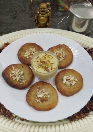 A picture of Banana Malpua with kesariya Rabadi.