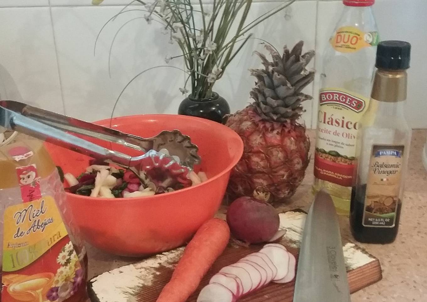 Vegetales de estación con piña y miel